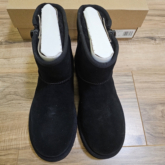 UGG Classic Mini ZipperTape Logo,  size US 8 - Picture 14 of 14